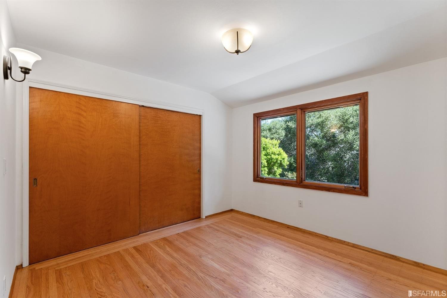 1180 Park Hills Road Berkeley, CA 94708 - Photo 31 of 62 an empty room with a window