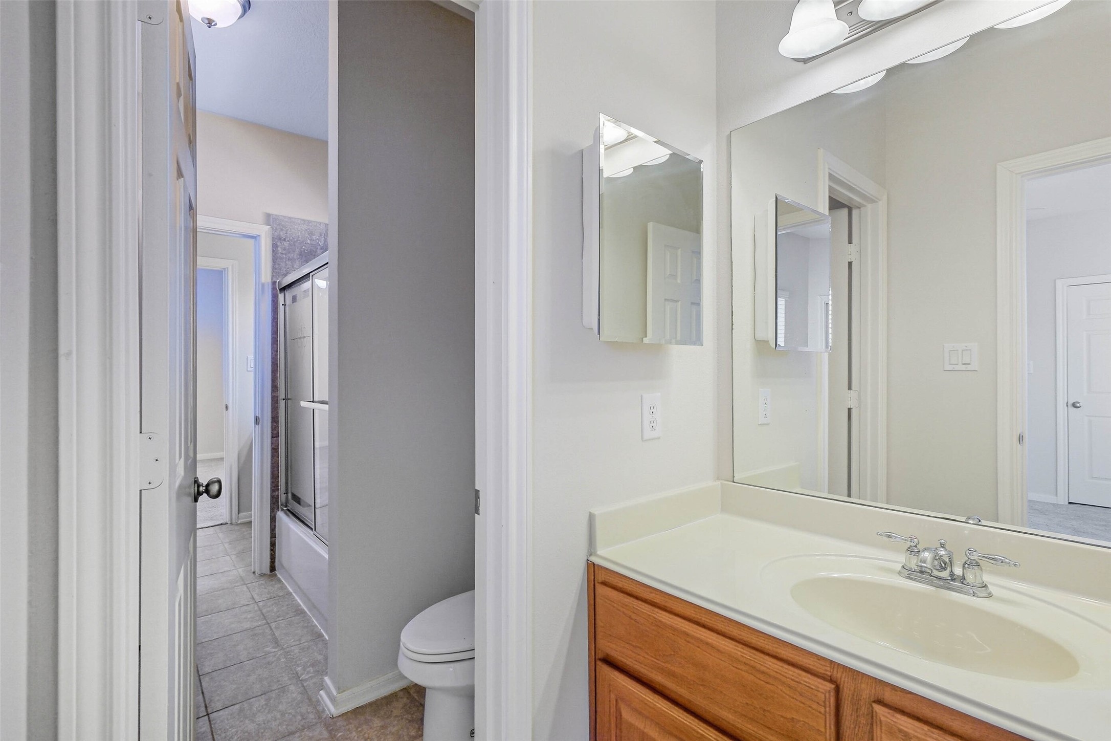 643 East 10th Street Houston, TX 77008 - Photo 12 of 28 a bathroom with a sink a toilet and shower