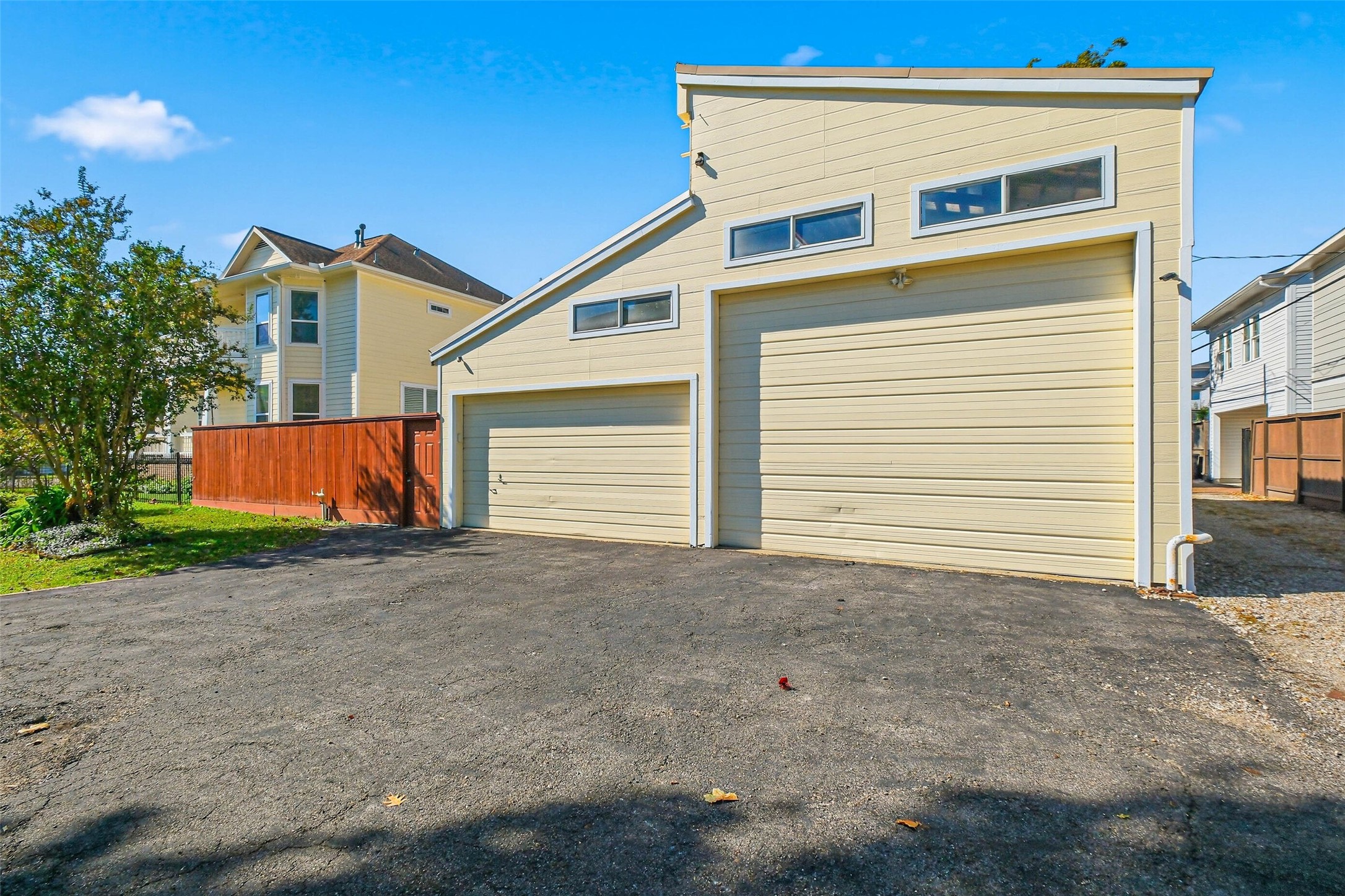 643 East 10th Street Houston, TX 77008 - Photo 18 of 28 a front view of a house with a yard and garage