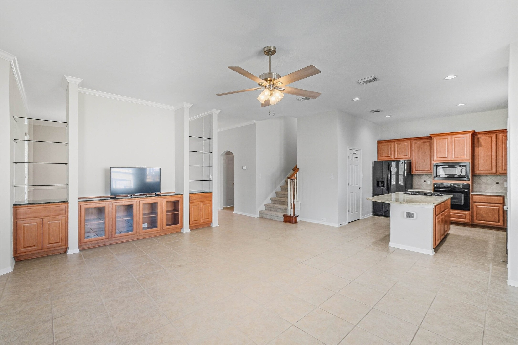643 East 10th Street Houston, TX 77008 - Photo 2 of 28 a living room with furniture and a kitchen