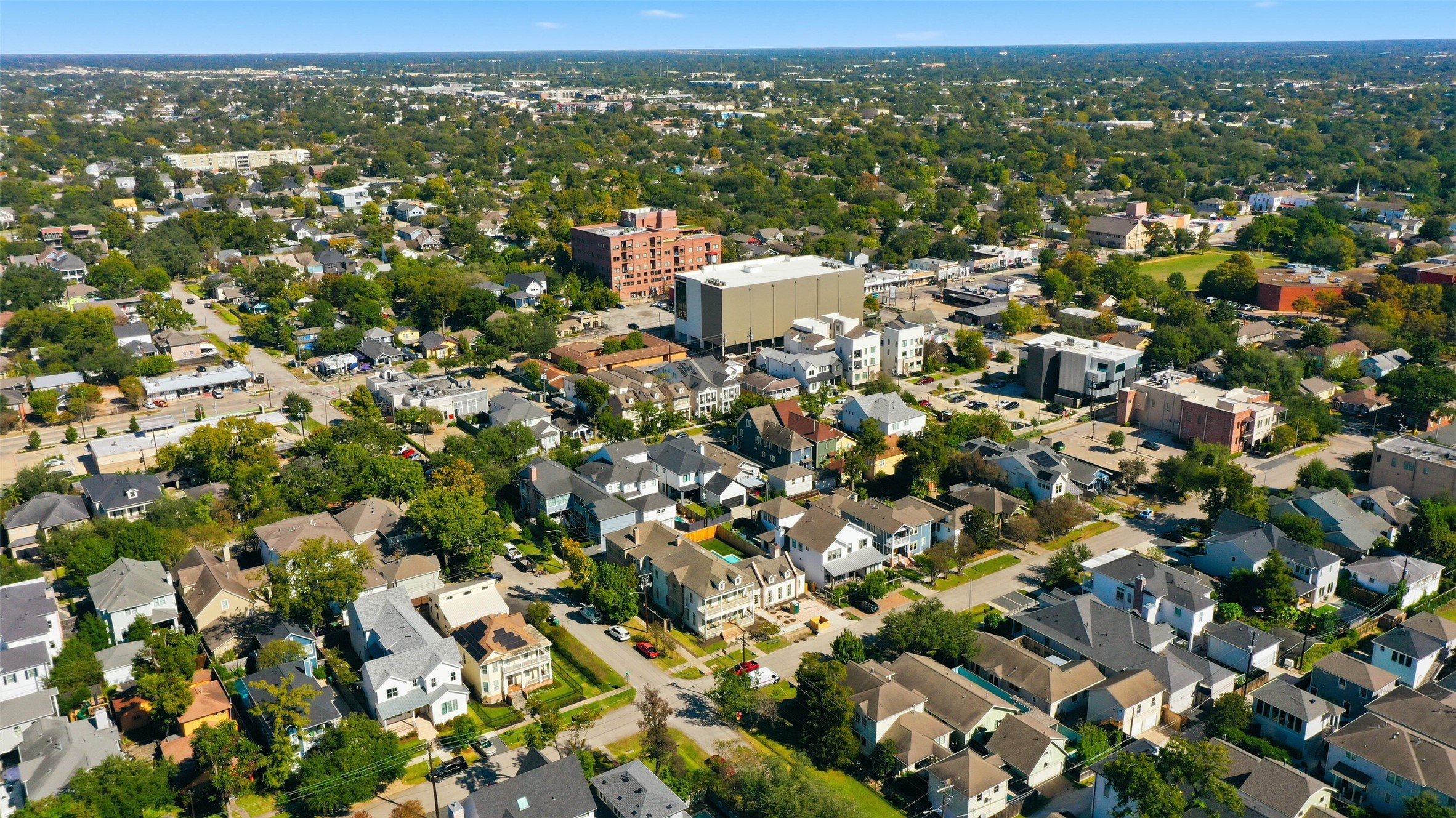 643 East 10th Street Houston, TX 77008 - Photo 21 of 28 an aerial view of multiple house