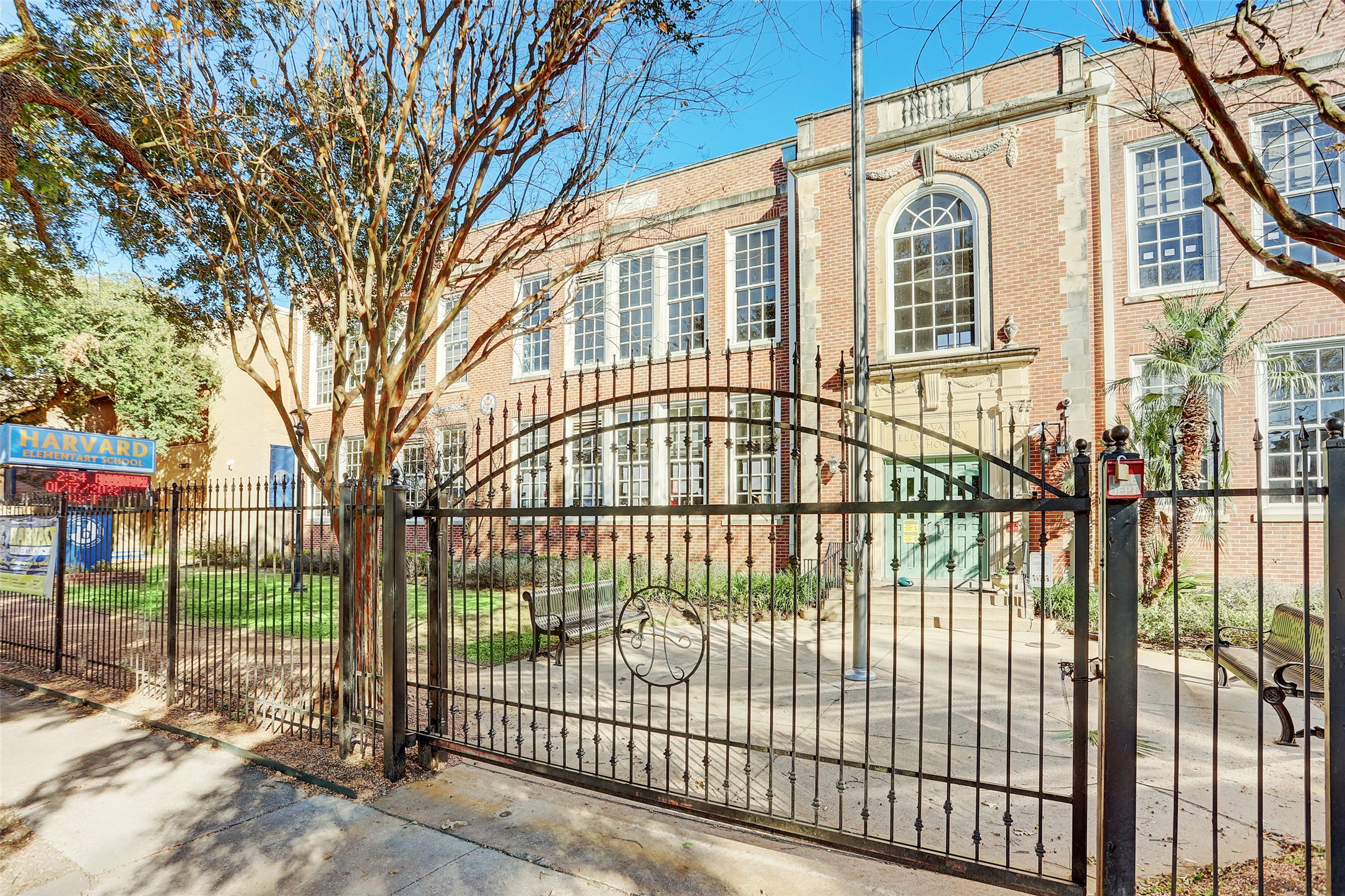 643 East 10th Street Houston, TX 77008 - Photo 22 of 28 a view of a black gate