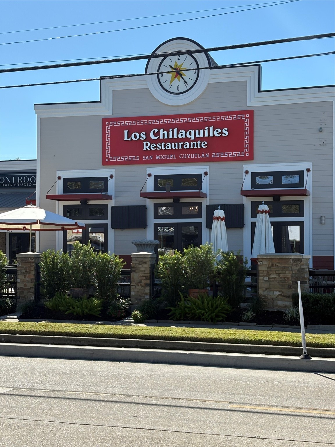 643 East 10th Street Houston, TX 77008 - Photo 26 of 28 a view of multi story building with a bench