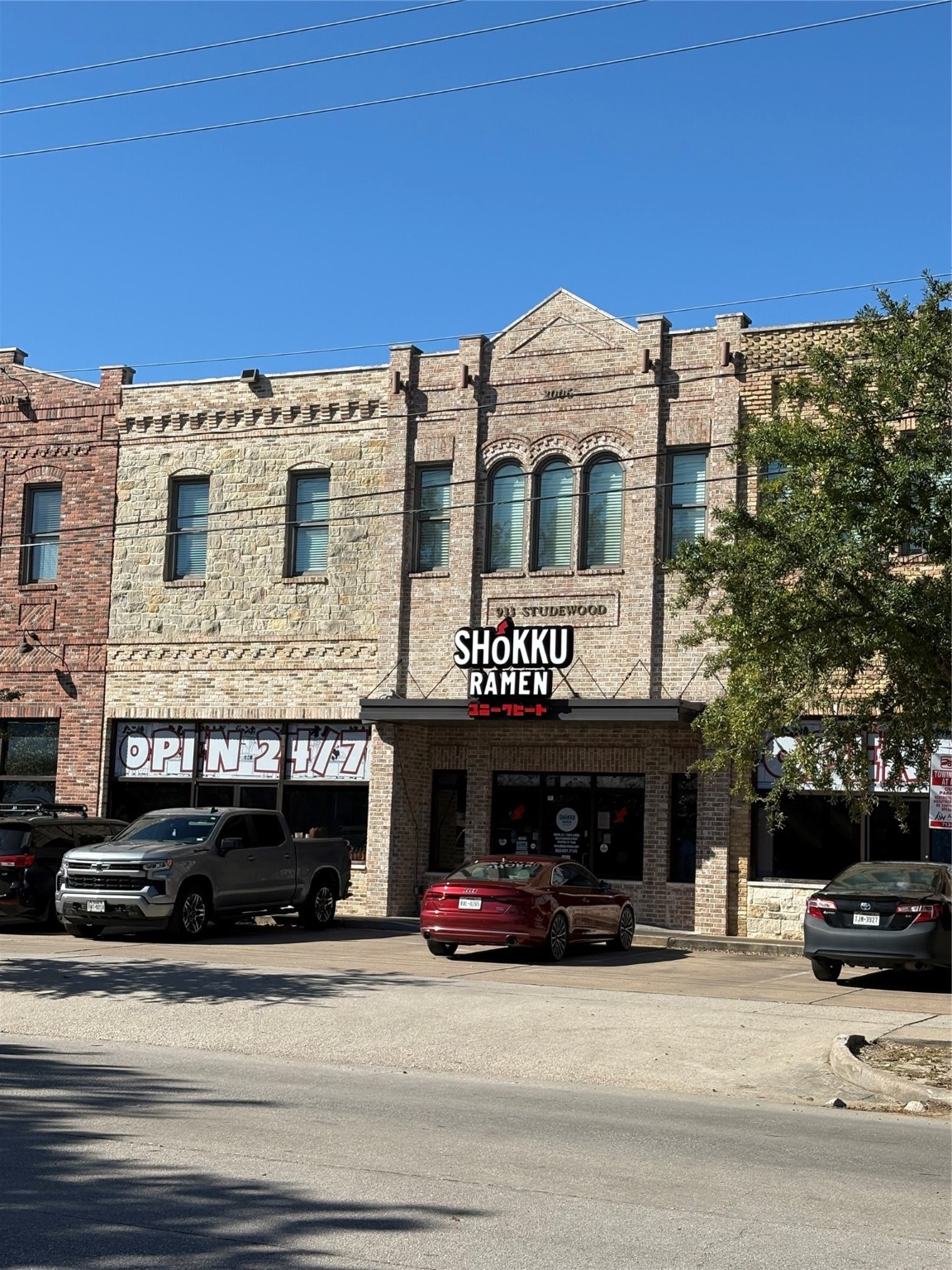 643 East 10th Street Houston, TX 77008 - Photo 27 of 28 a view of a building with a street