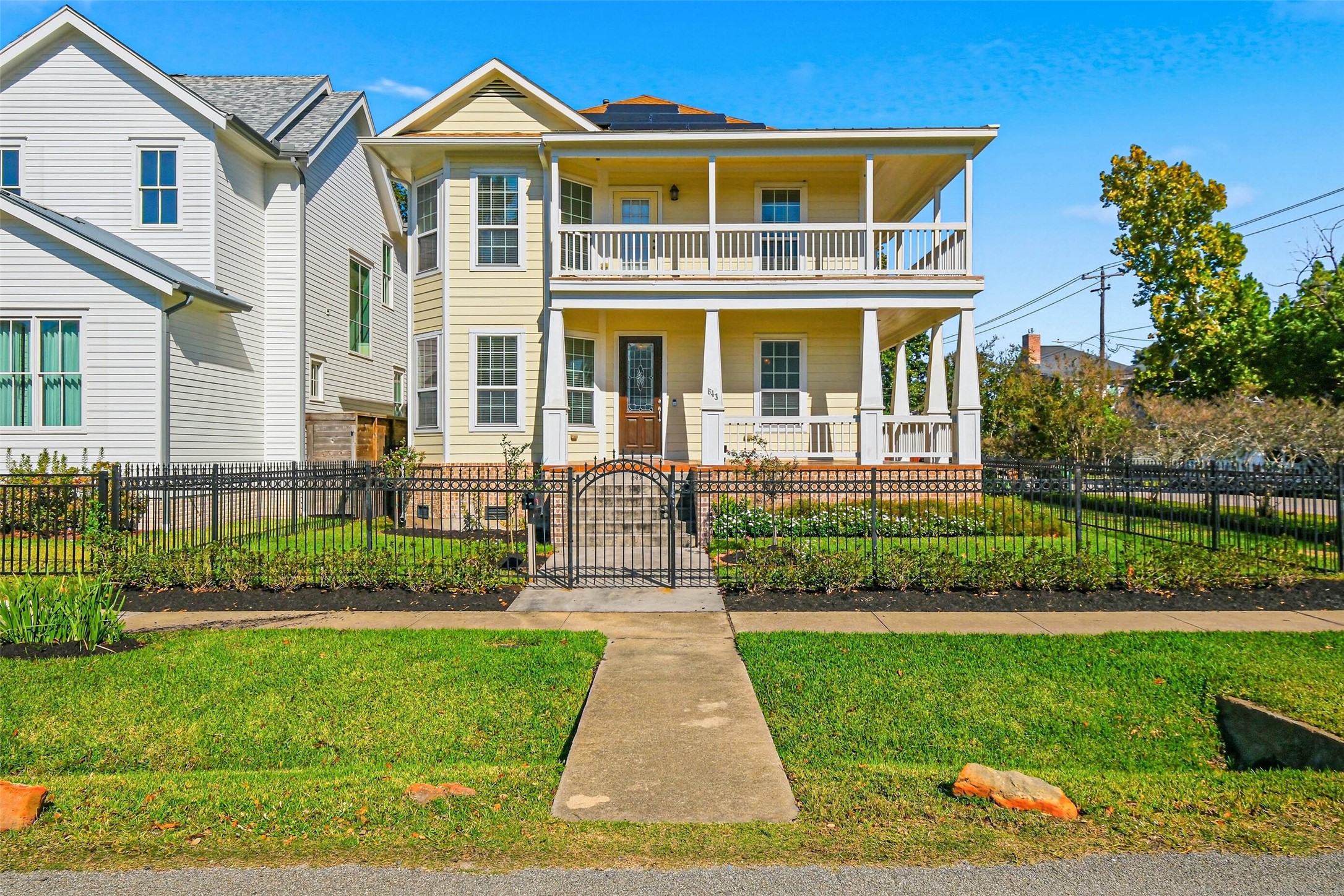 643 East 10th Street Houston, TX 77008 - Photo 28 of 28 a front view of a house with a yard