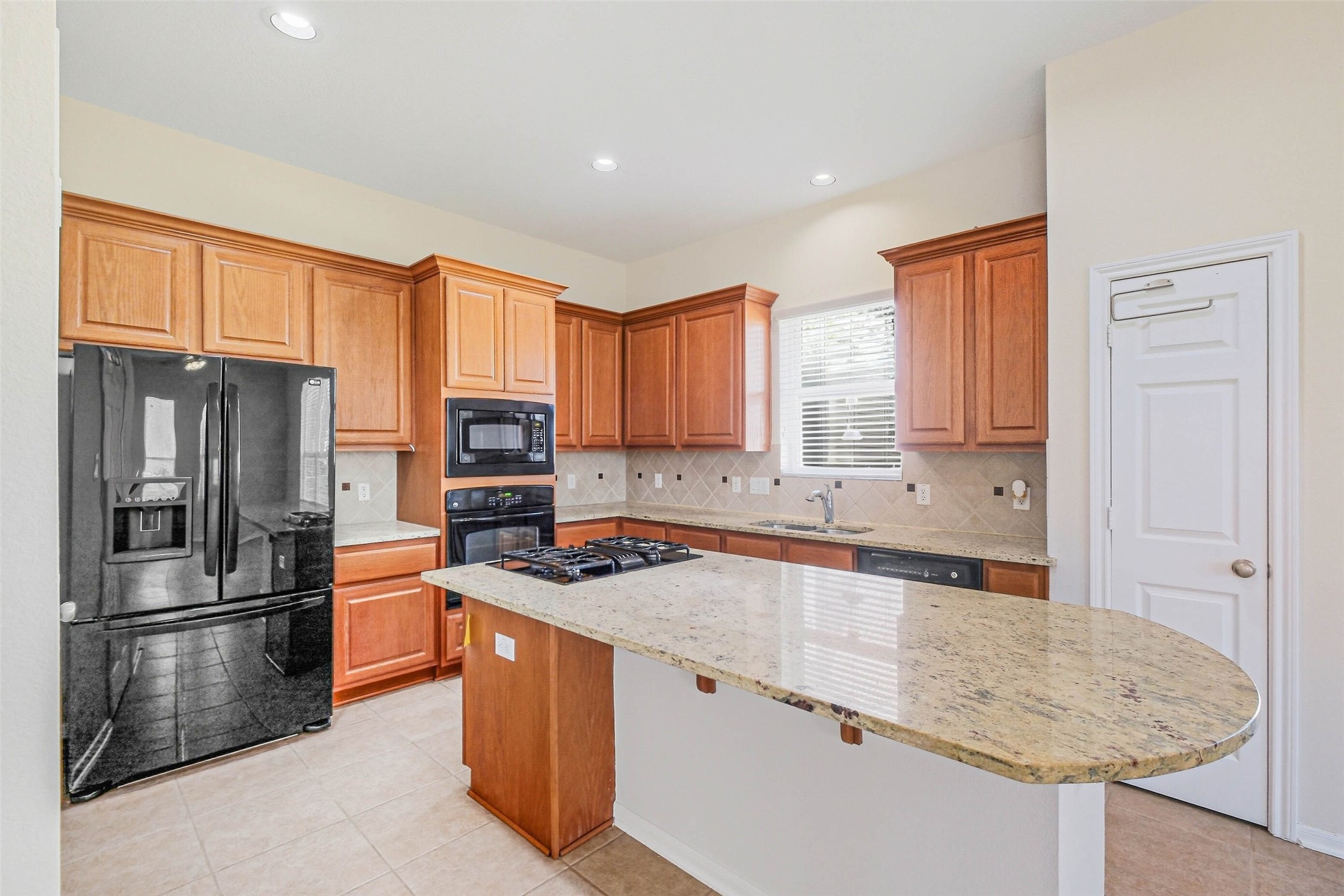 643 East 10th Street Houston, TX 77008 - Photo 3 of 28 a kitchen with stainless steel appliances granite countertop a refrigerator stove and sink