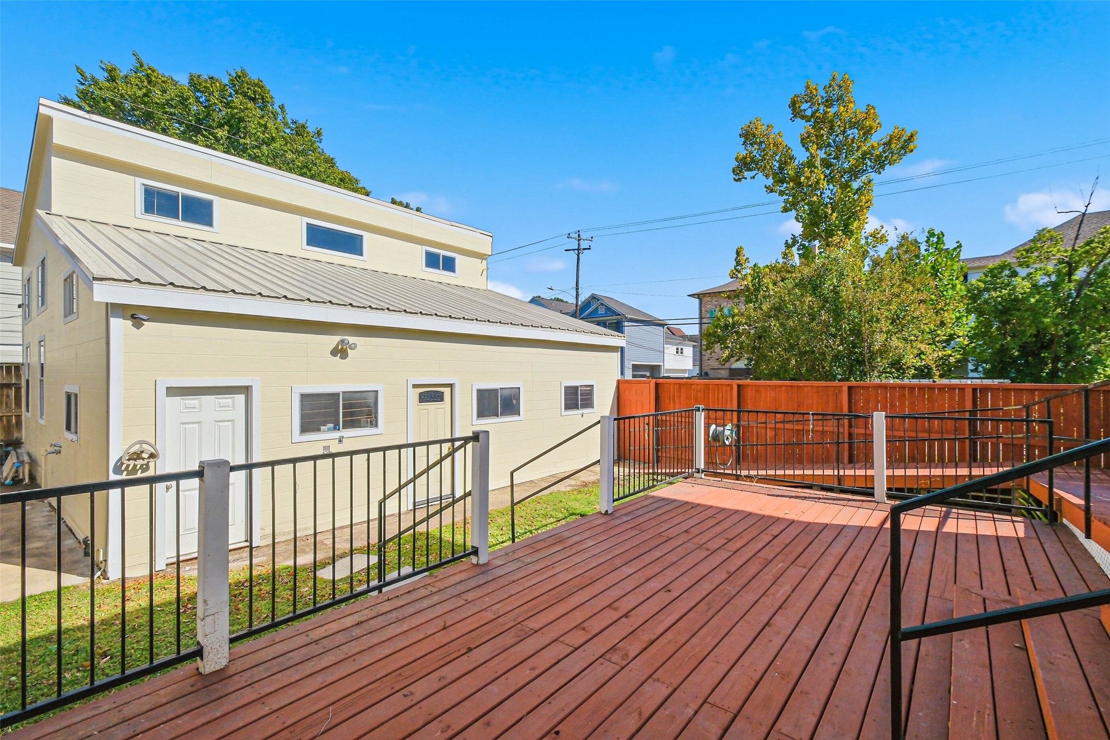 643 East 10th Street Houston, TX 77008 - Photo 4 of 28 a balcony view with a seating space