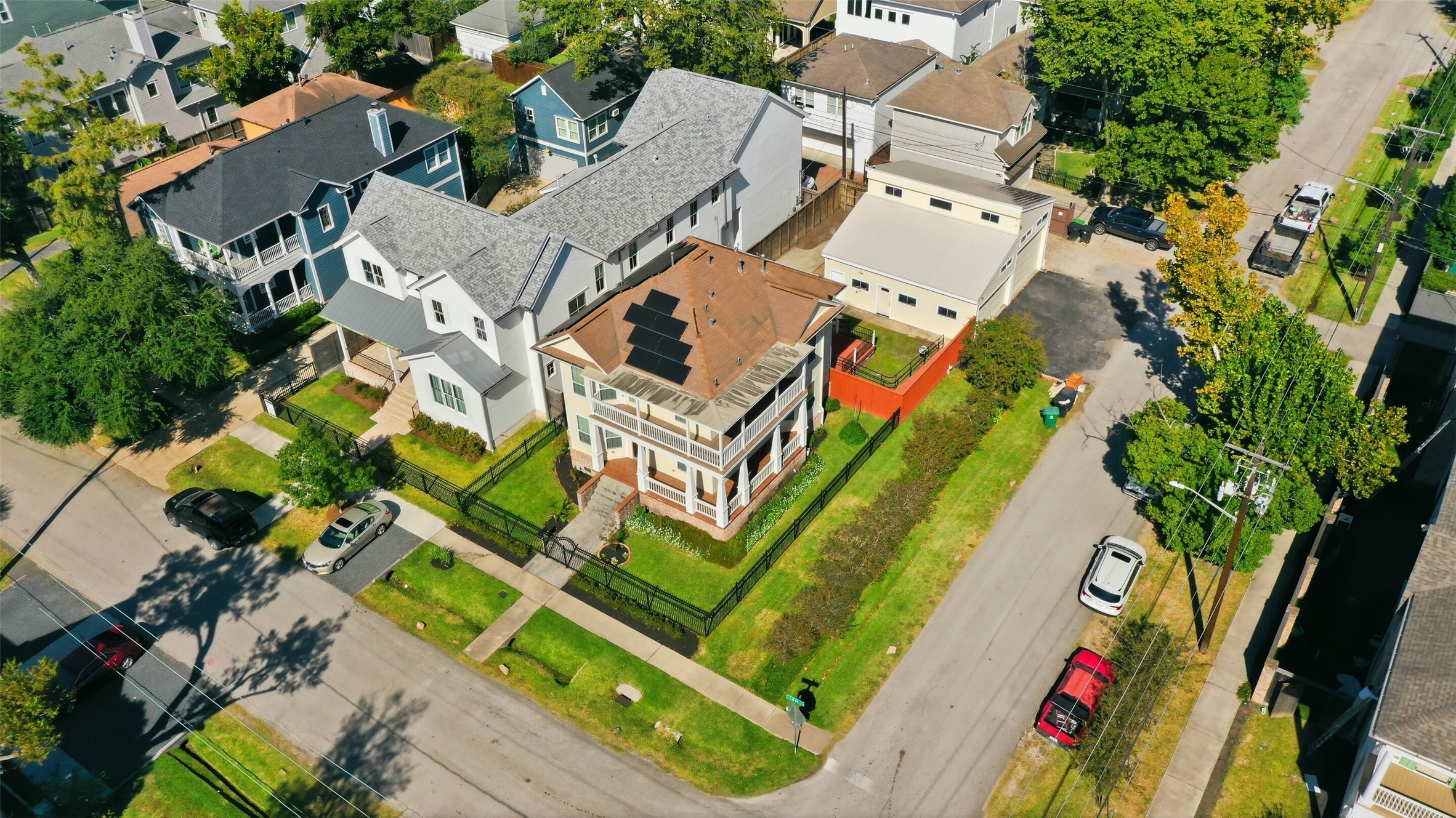 643 East 10th Street Houston, TX 77008 - Photo 5 of 28 an aerial view of a house with a yard and outdoor seating