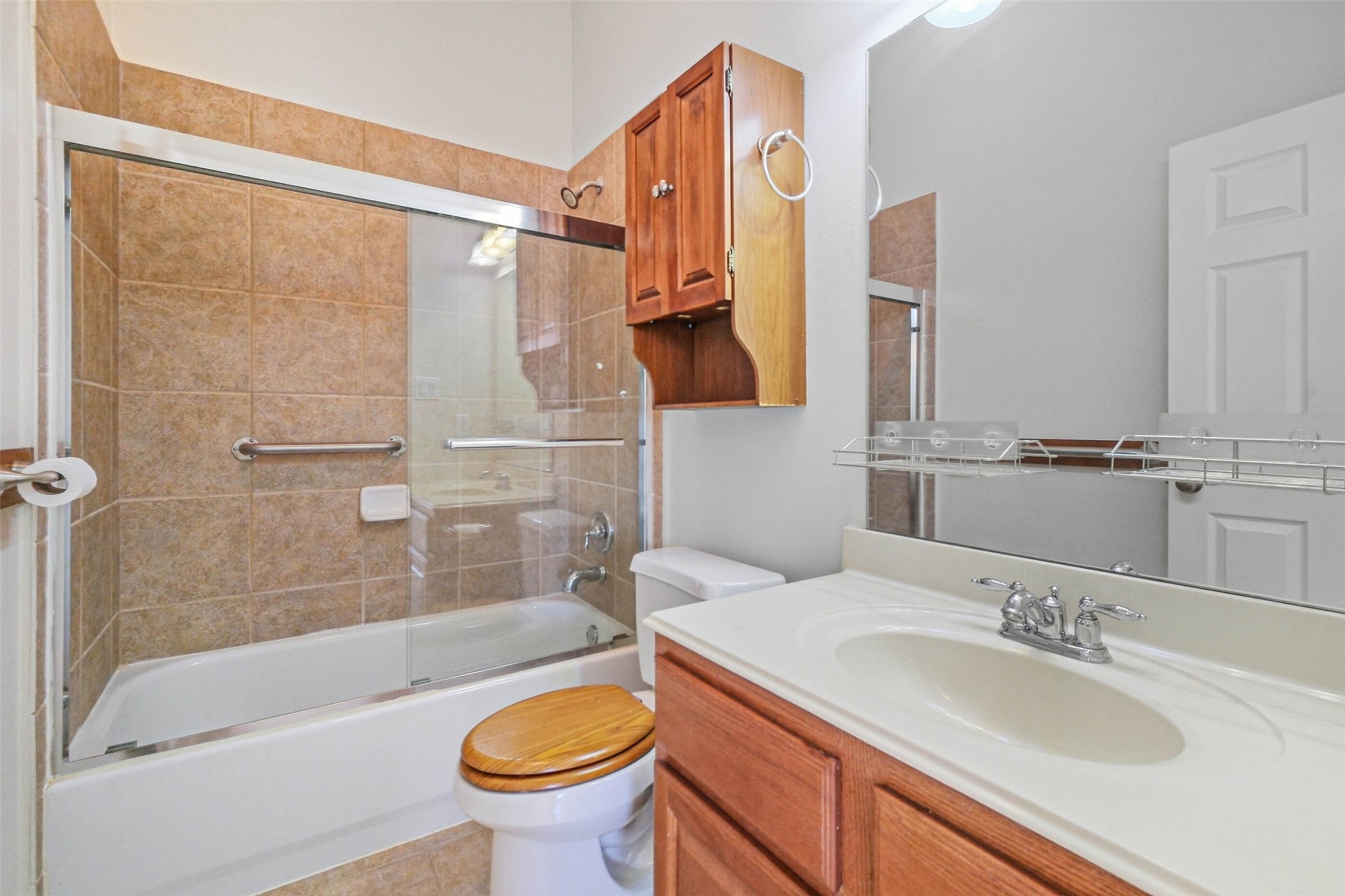 643 East 10th Street Houston, TX 77008 - Photo 8 of 28 a bathroom with a sink a toilet and a bathtub