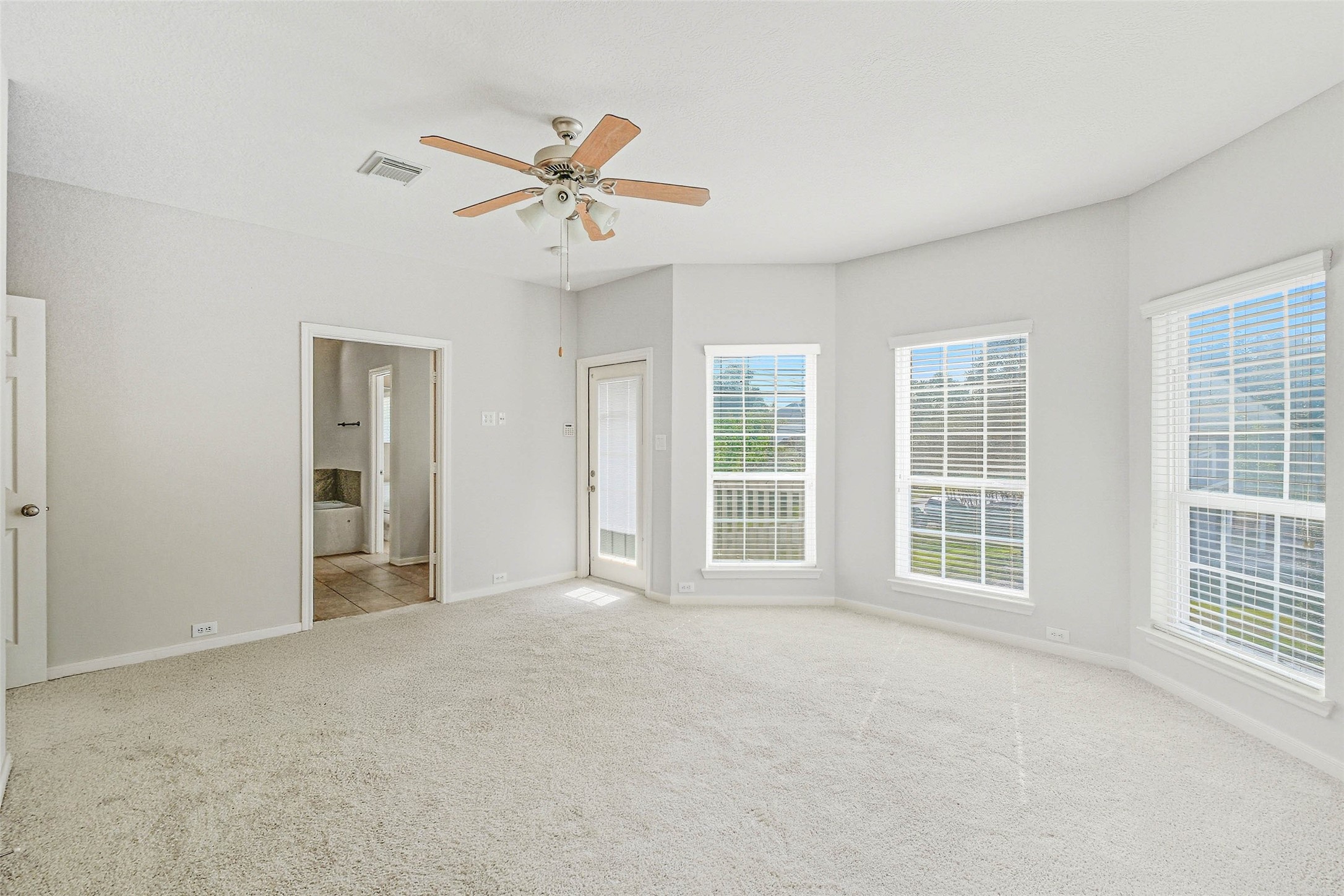 643 East 10th Street Houston, TX 77008 - Photo 9 of 28 a view of an empty room with a window