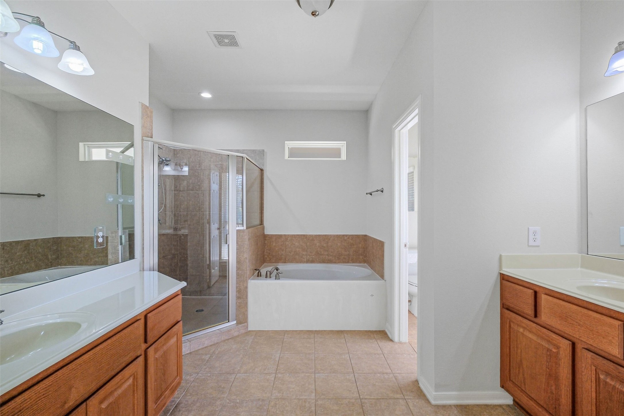 643 East 10th Street Houston, TX 77008 - Photo 10 of 28 a bathroom with a bathtub and a sink
