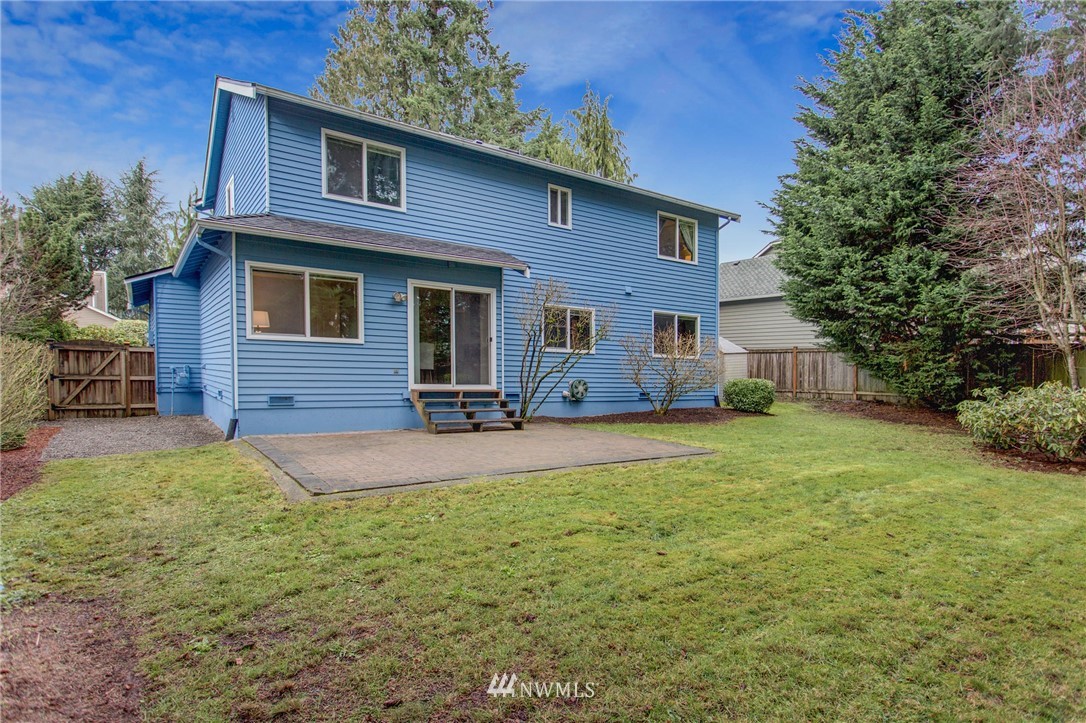 23613 Meridian Place West Bothell, WA 98021 - Photo 32 of 32 a backyard of a house with table and chairs