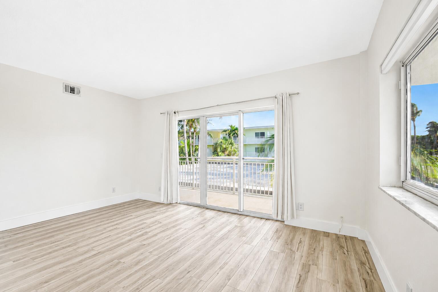 6520 North Ocean Boulevard, Unit 30 Ocean Ridge, FL 33435 - Photo 3 of 28 Living area