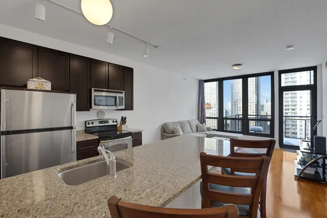 $2,500 | 565 West Quincy Street, Unit 1805, Chicago, IL 60661