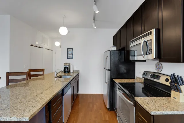 $2,500 | 565 West Quincy Street, Unit 1805, Chicago, IL 60661