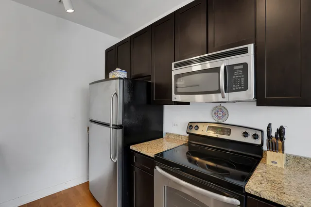 $2,500 | 565 West Quincy Street, Unit 1805, Chicago, IL 60661