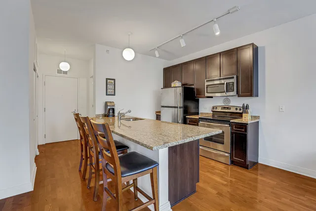 $2,500 | 565 West Quincy Street, Unit 1805, Chicago, IL 60661