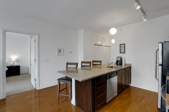 $2,500 | 565 West Quincy Street, Unit 1805, Chicago, IL 60661