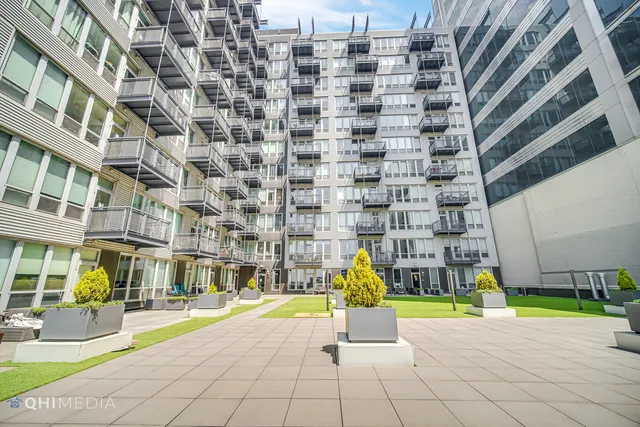 $2,500 | 565 West Quincy Street, Unit 1805, Chicago, IL 60661