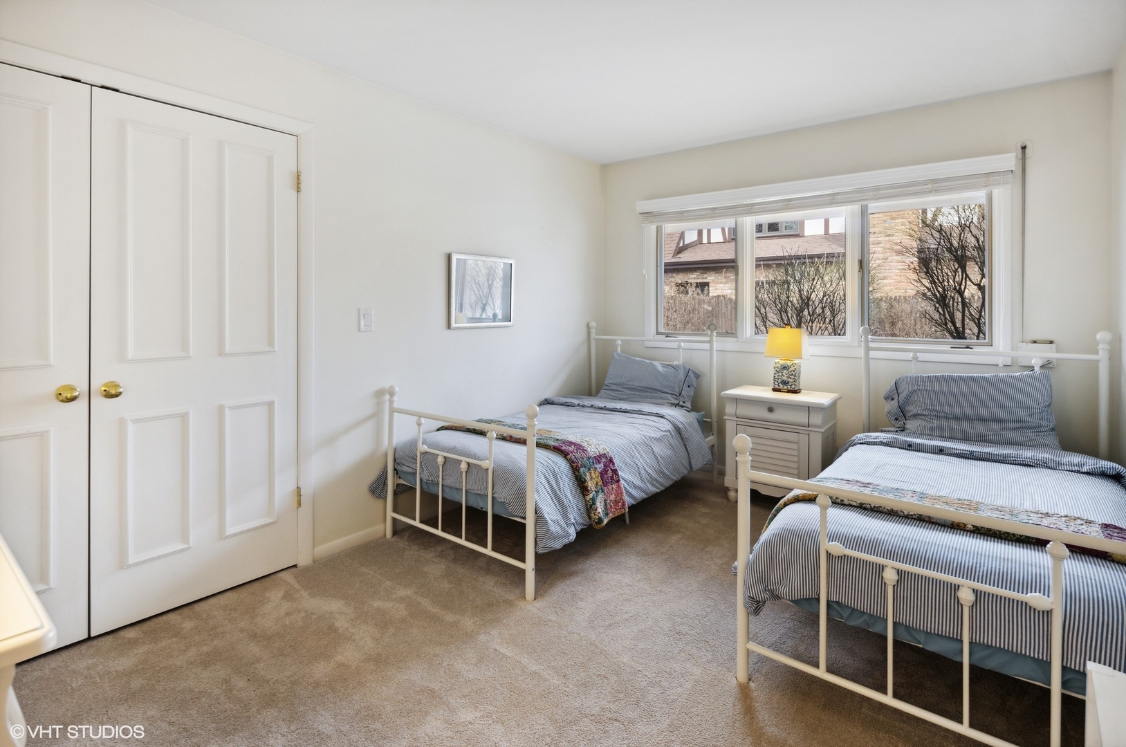 25 Princeton Road Hinsdale, IL 60521 - Photo 23 of 39 a spacious bedroom with a bed and a window