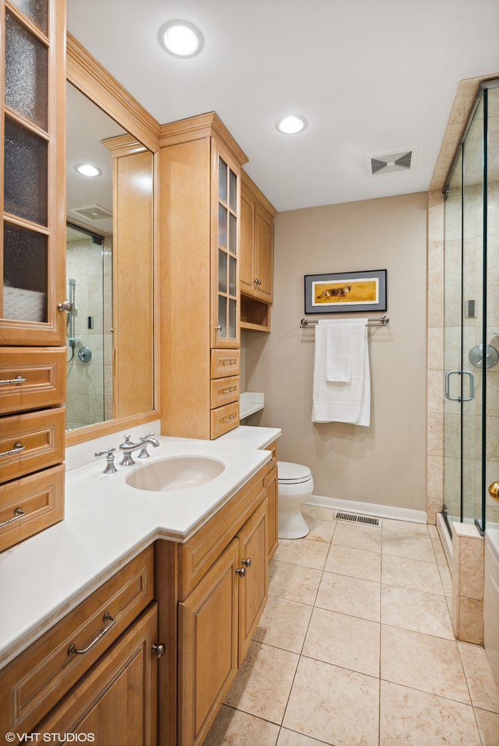 25 Princeton Road Hinsdale, IL 60521 - Photo 28 of 39 a spacious bathroom with a sink a mirror and a bathtub