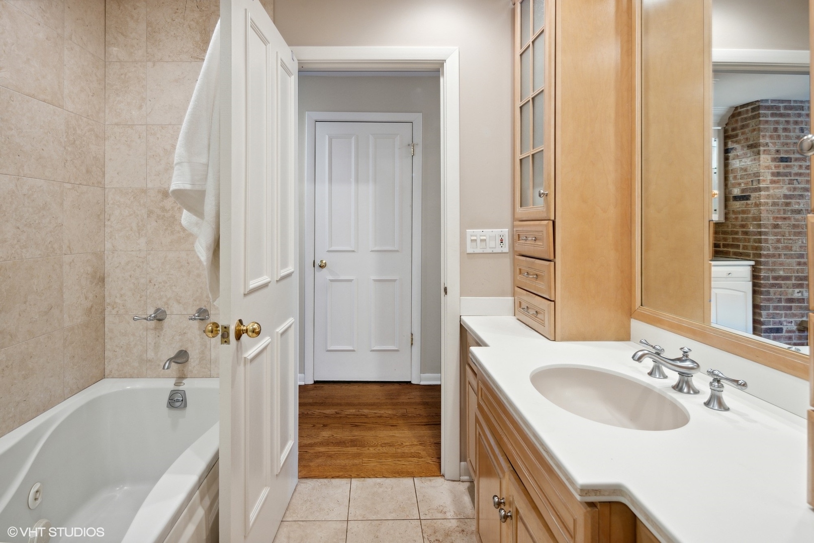 25 Princeton Road Hinsdale, IL 60521 - Photo 29 of 39 a bathroom with a tub sink and mirror