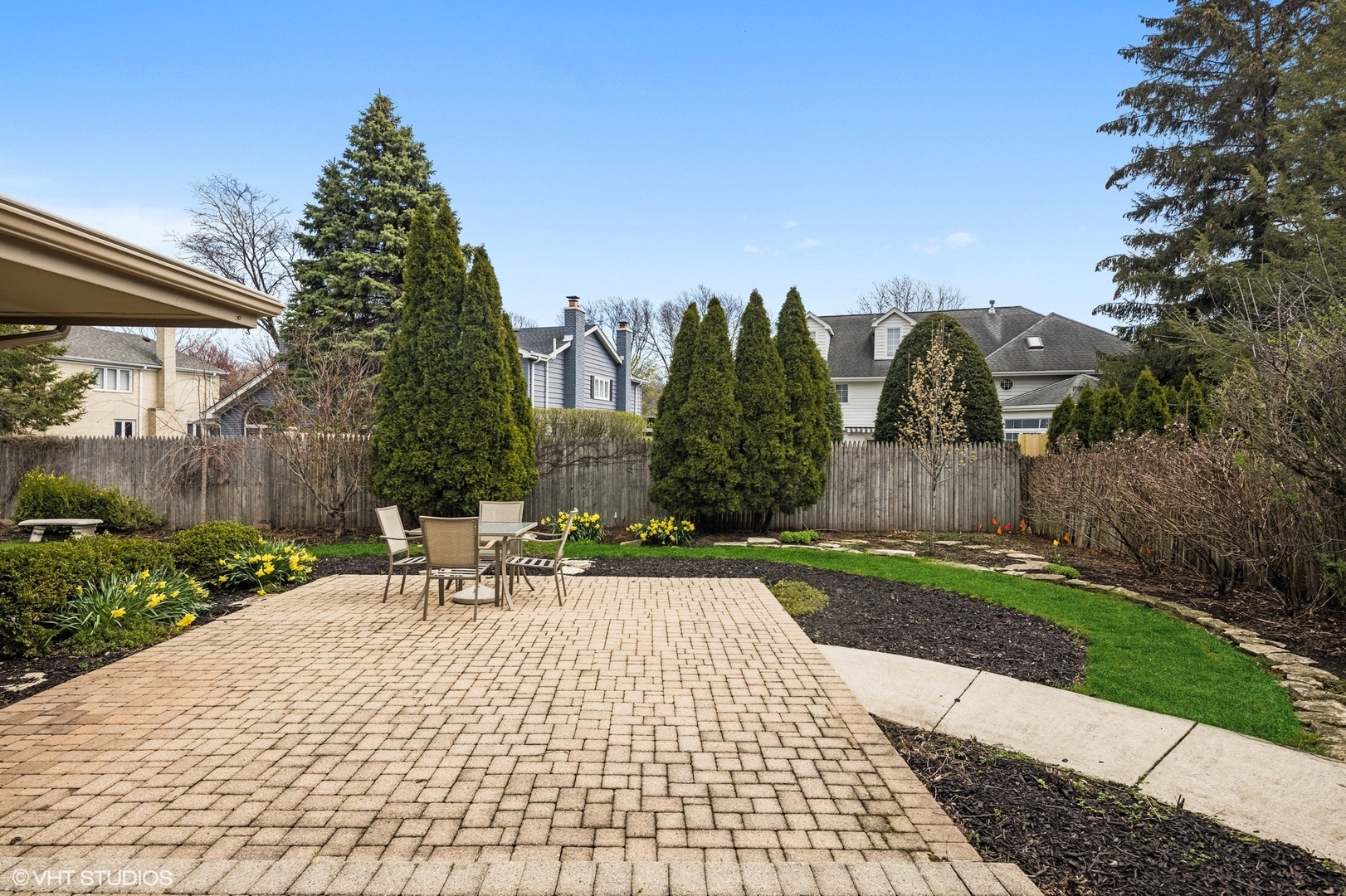 25 Princeton Road Hinsdale, IL 60521 - Photo 34 of 39 a view of a patio with a table and chairs under an umbrella