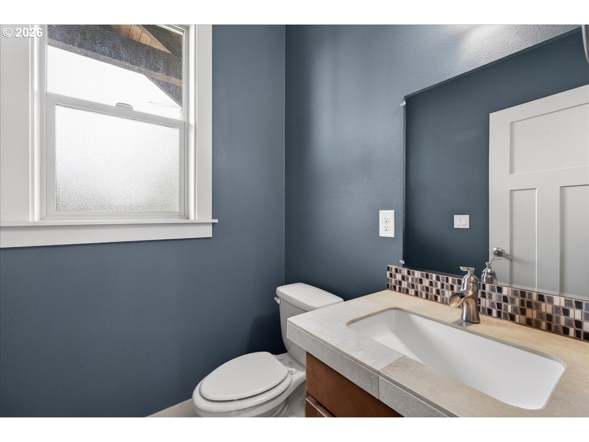 561 North Declaration Drive Carlton, OR 97111 - Photo 21 of 44 a bathroom with a sink toilet and mirror
