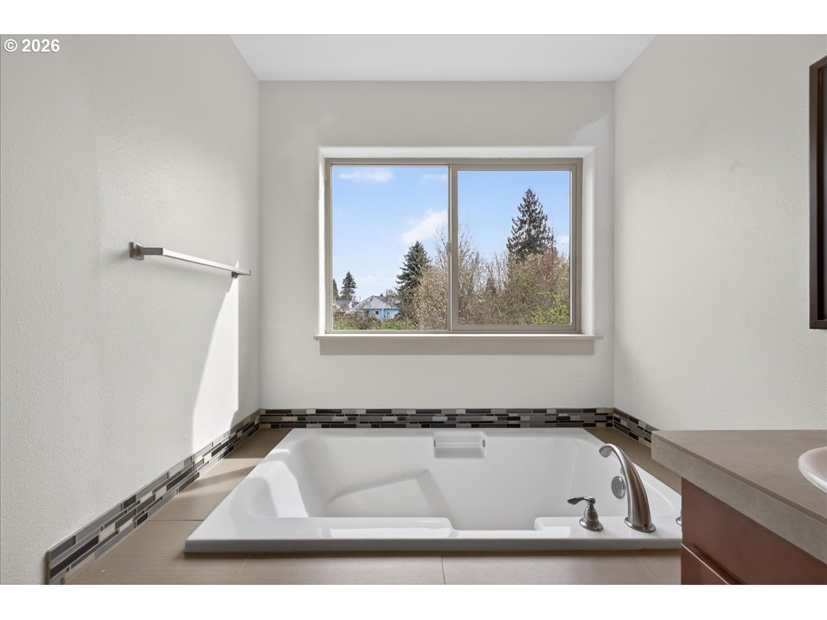 561 North Declaration Drive Carlton, OR 97111 - Photo 33 of 44 a white bath tub sitting next to a window