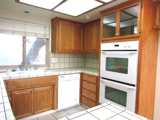 a view of entryway with chandelier