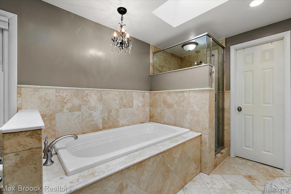545 Whitehall Road Bloomfield Hills, MI 48304 - Photo 20 of 41 Primary Bath View 2