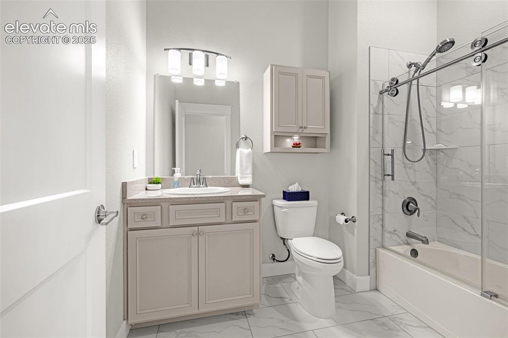 260 Eagle Summit Point, Unit 101 Colorado Springs, CO 80919 - Photo 7 of 33 Primary 5-piece bathroom