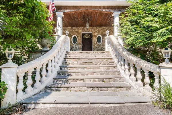 a view of entryway