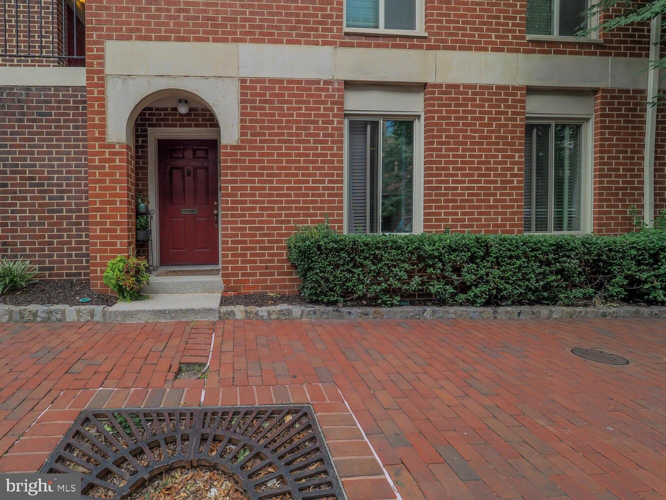 612 South Charles Street, Unit R 36 Baltimore, MD 21230 - Photo 1 of 37 a front view of a house with a yard