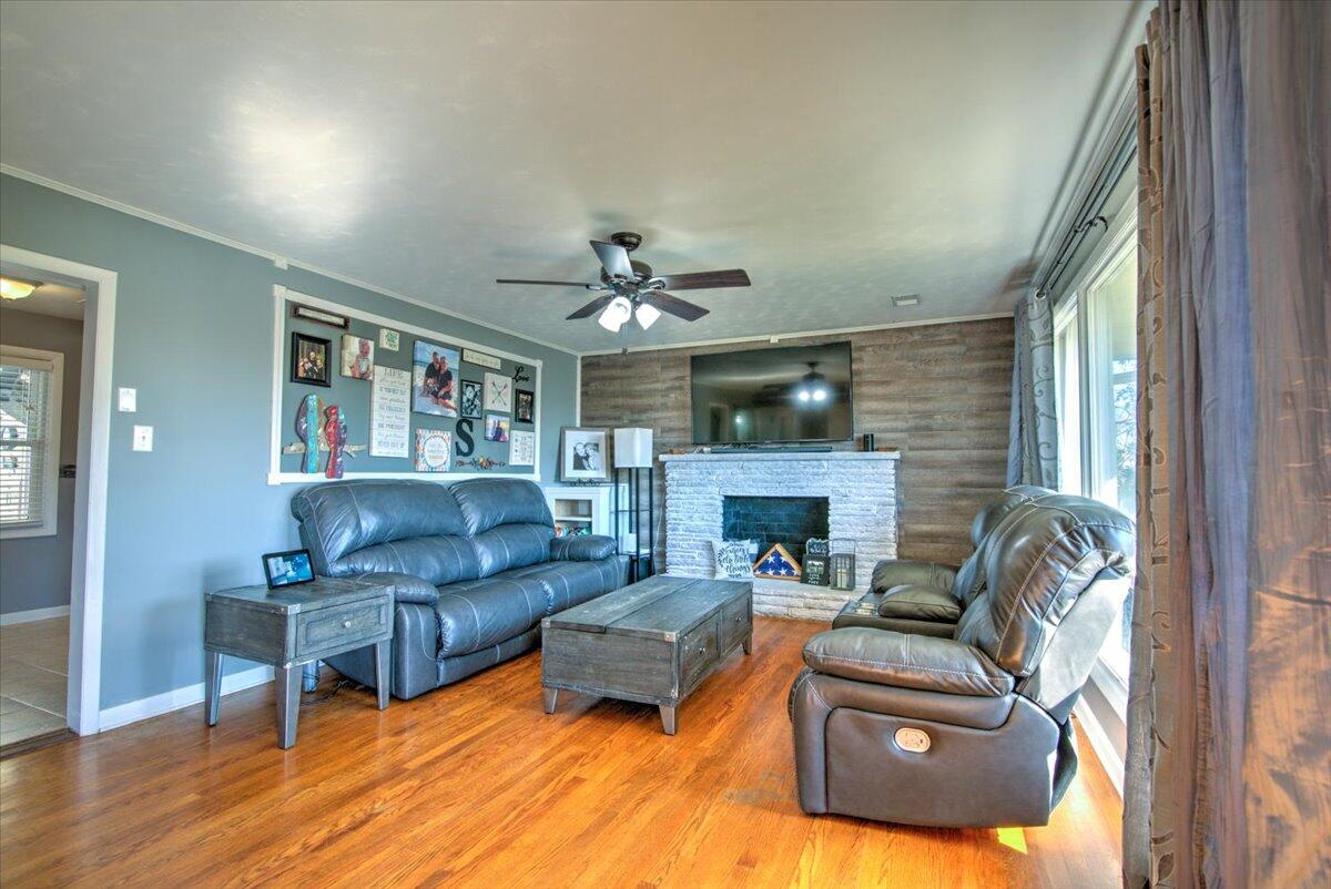 538 Ranier Drive Kingsport, TN 37663 - Photo 3 of 30 04-538_Ranier-18