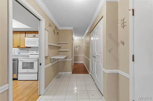 $195,000 | 916 Claytonbrook Drive, Unit 1, Ballwin, MO 63011