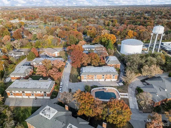 $195,000 | 916 Claytonbrook Drive, Unit 1, Ballwin, MO 63011