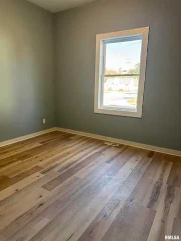 $800 | 627 North Division Street, Davenport, IA 52802