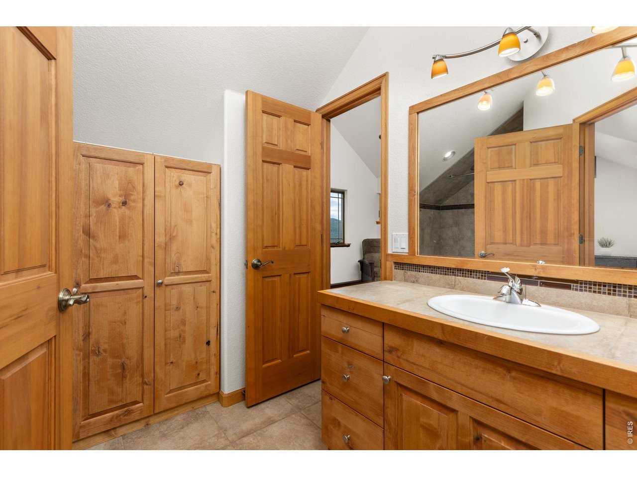 2607 Ridge Road Nederland, CO 80466 - Photo 35 of 50 Full guest bathroom with extra storage