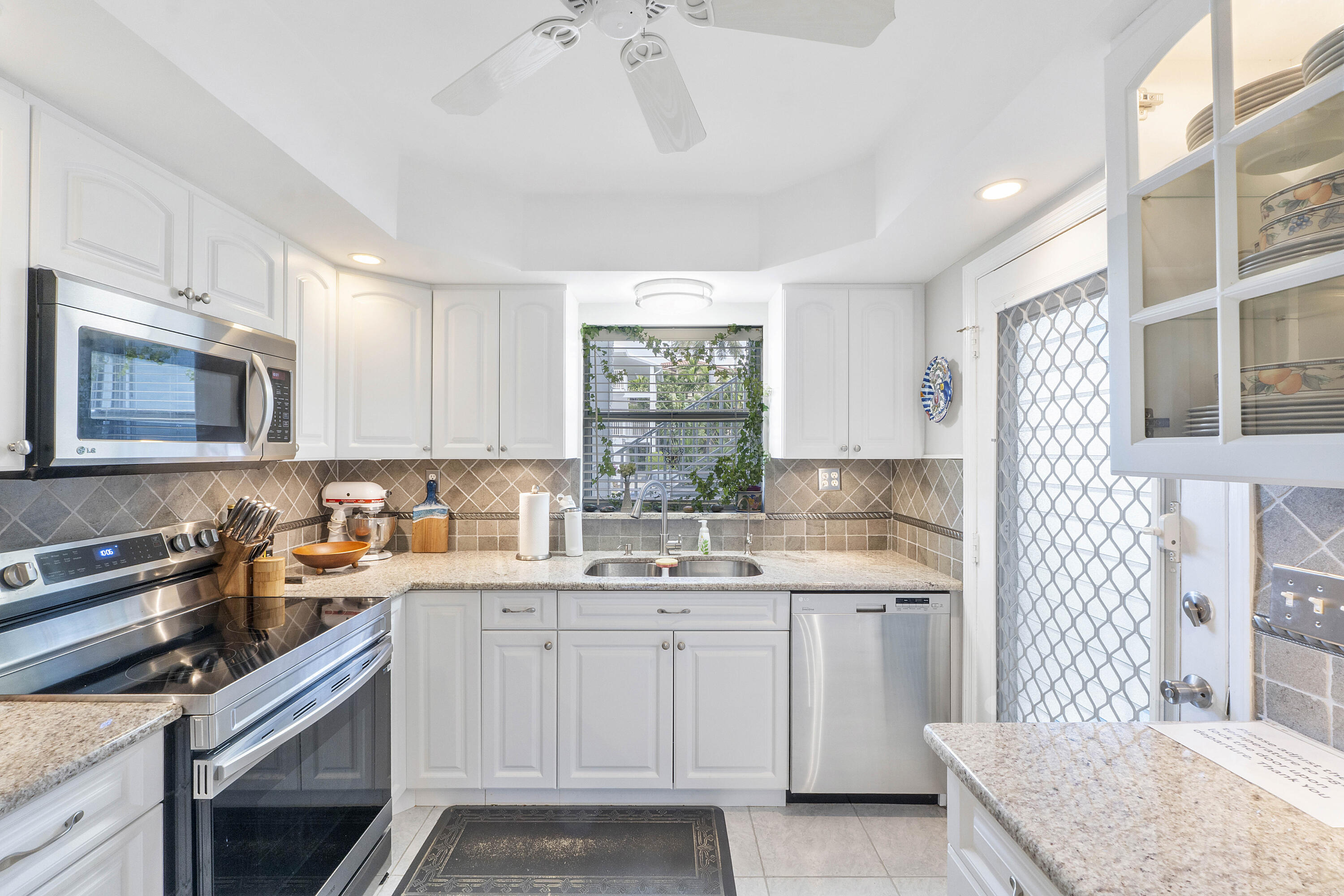5540 North Ocean Boulevard, Unit 110 Ocean Ridge, FL 33435 - Photo 8 of 31 5540 N Ocean Blvd U110_007