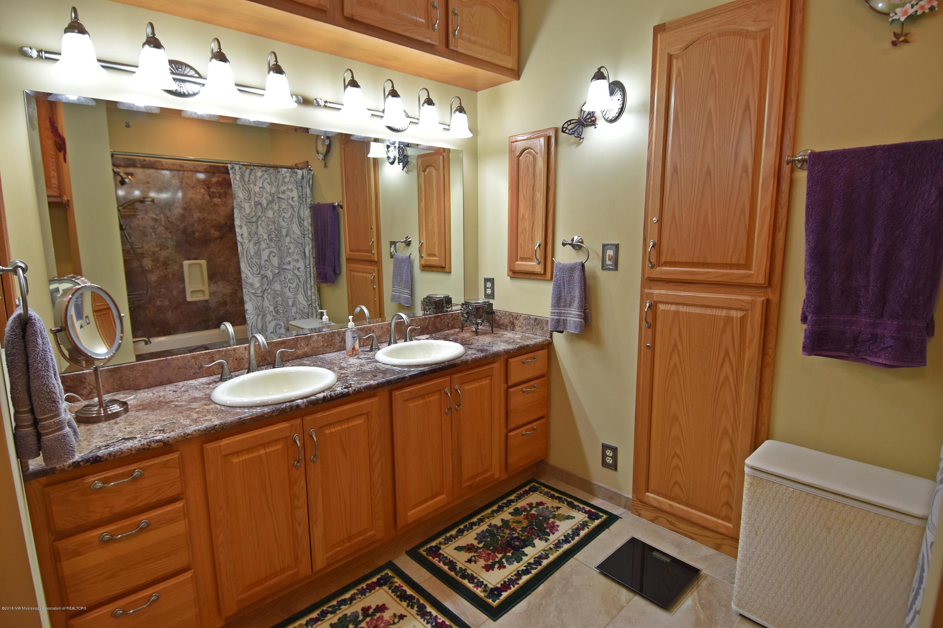 1980 West Oak Grove Road Hernando, MS 38632 - Photo 19 of 27 Bathroom