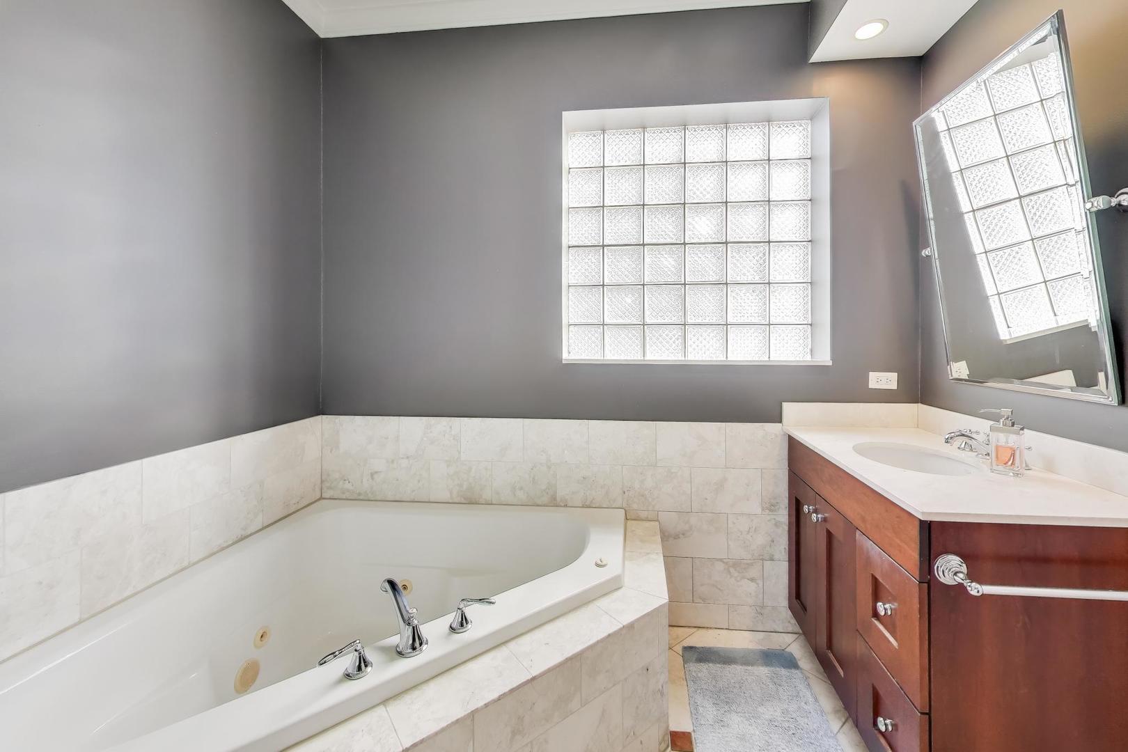 1131 West Grace Street, Unit 3 Chicago, IL 60613 - Photo 15 of 27