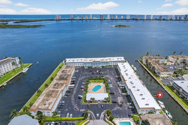 $2,400 | 110 Shore Court, Unit 1140, North Palm Beach, FL 33408