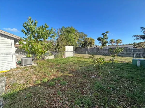 a view of back yard of the house