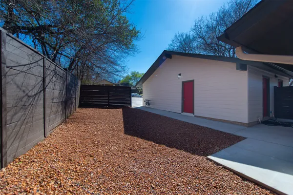 $1,995 | 2704 Catalina Drive, Unit B, Austin, TX 78741