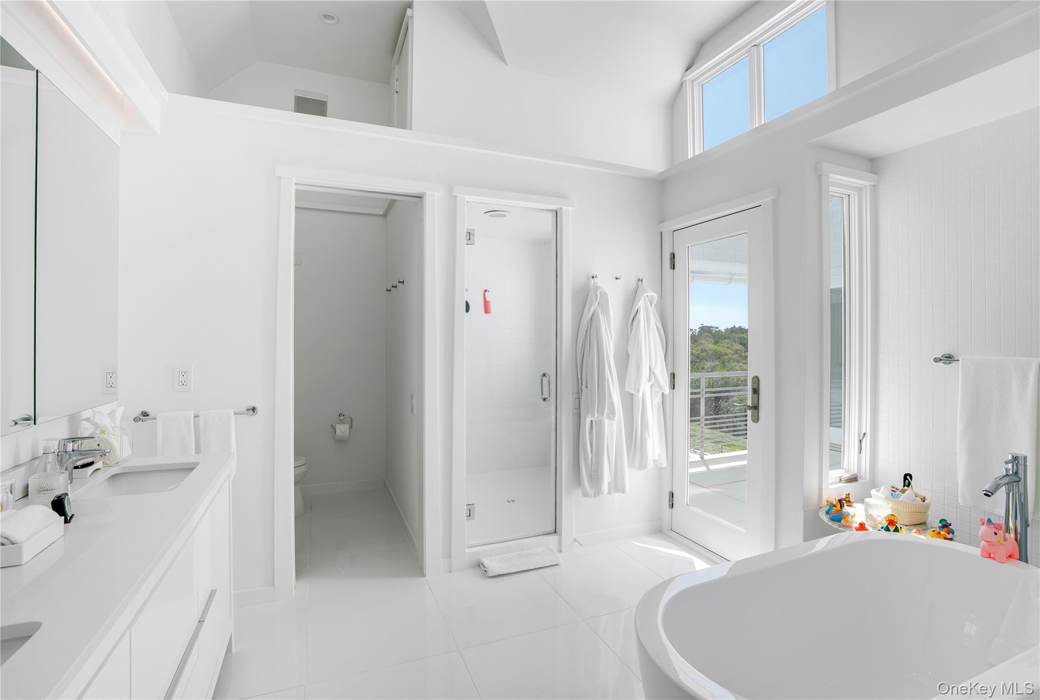 64 West End Road East Hampton, NY 11937 - Photo 16 of 33 a spacious bathroom with a tub sink and mirror