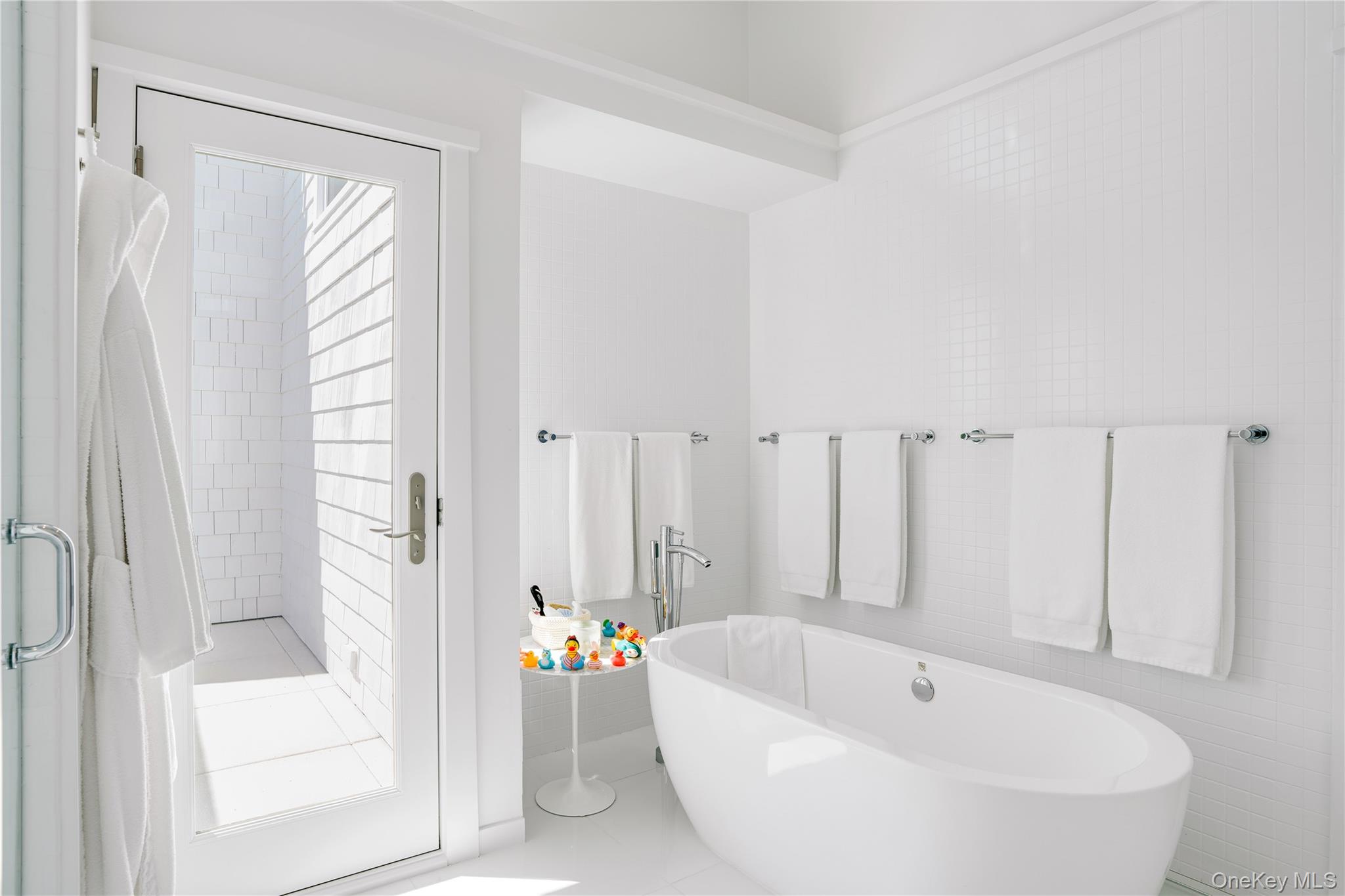 64 West End Road East Hampton, NY 11937 - Photo 18 of 33 a bathroom with bathtub and bathtub