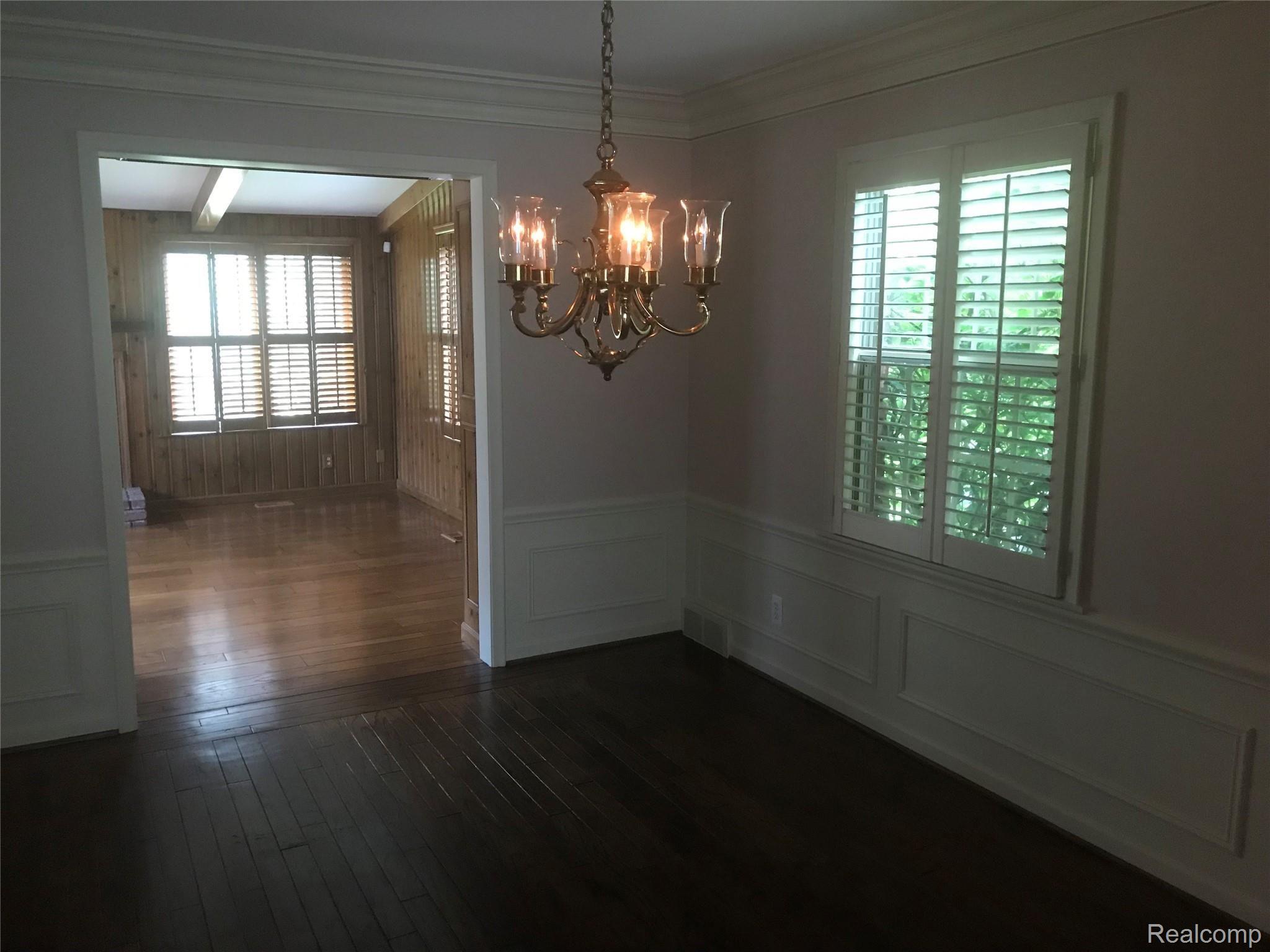 551 Roslyn Road Grosse Pointe, MI 48236 - Photo 4 of 15 roslyn diningroom.jpg
