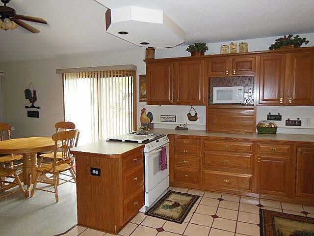 6760 Hartland Road Temperance, MI 48182 - Photo 9 of 20 20376422-8.JPG