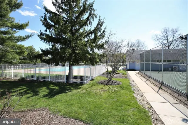 a view of yard with small cabin